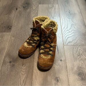 Vintage Romanian suede leather sherpa lined boots